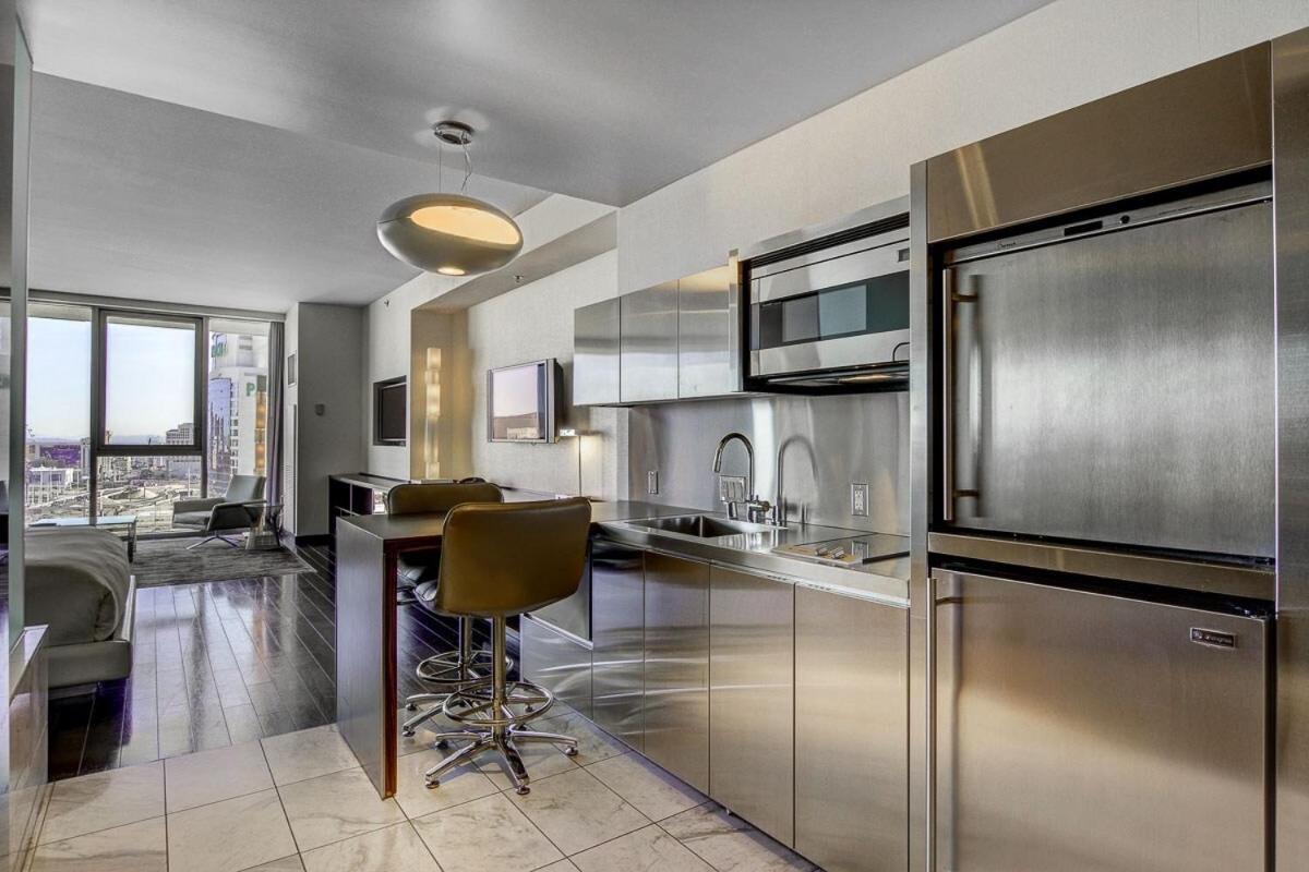 Luxury Strip View Studio- Palms Place *