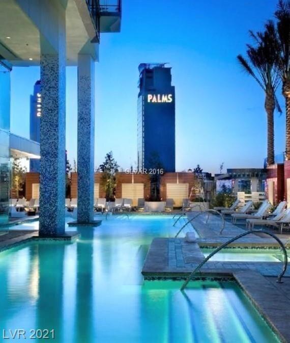 Luxury Strip View Studio- Palms Place
